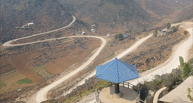S-Bend Road Stretch – Ha Giang Loop, North Vietnam Stretch of road with inclined S-bends on the Ha Giang Loop, North Vietnam