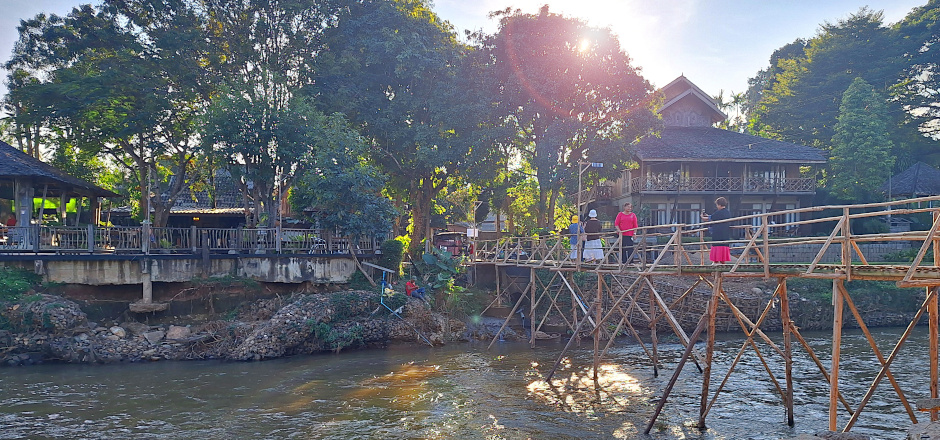 Wobbly bamboo bridge across the Pai River