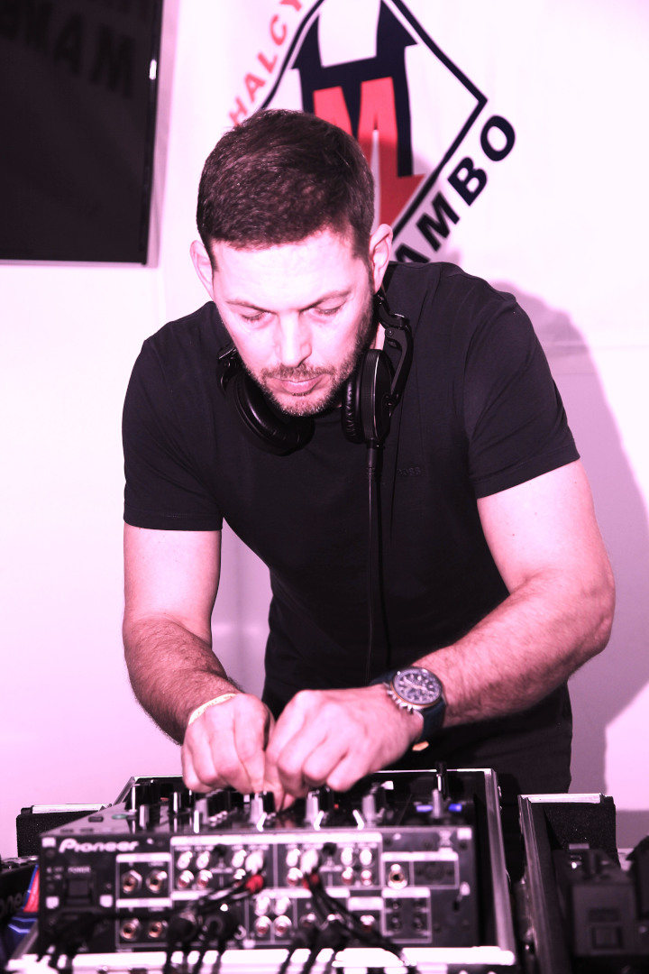 DJ Bull Mixing Dance Music at Marbles Club – Shotts DJ Bull mixing dance music at Marbles Club in Shotts